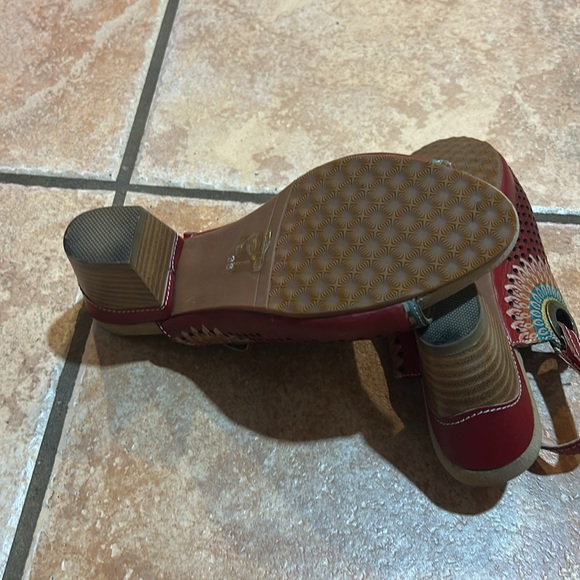 L'ARTISTE Red and Tan Mules with Perforated Design, Size 36, EUC - Picture 9 of 10